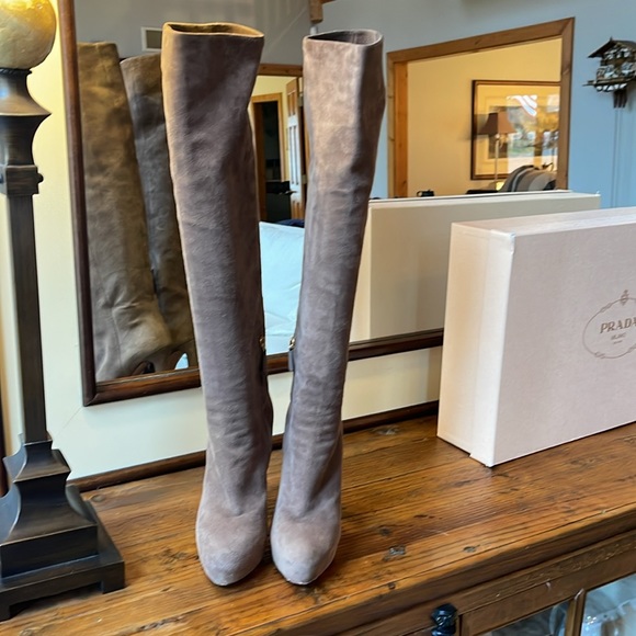 Stunning Prada suede platform boots. Only worn 4x. Size 40 - Picture 6 of 10